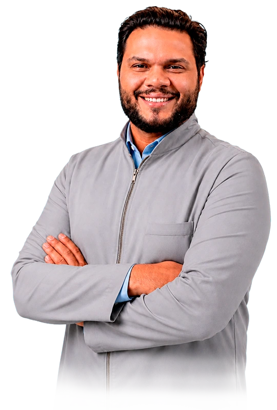 Dr. Leonardo Catizani sorrindo, com os braços cruzados